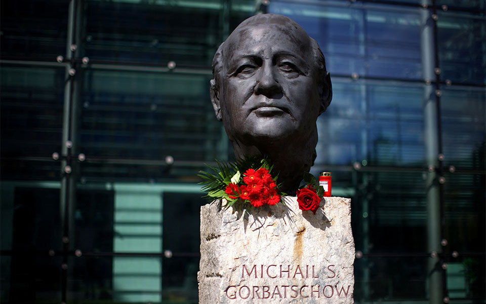 γκορμπατσόφ-μεσίστιες-οι-σημαίες-στο-562022842