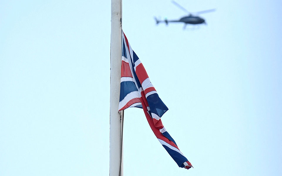 βασίλισσα-ελισάβετ-μεσίστια-η-σημαία-562033897