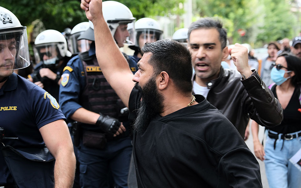 Μικροένταση έξω από την πρεσβεία του Ιράν στο Ψυχικό-4