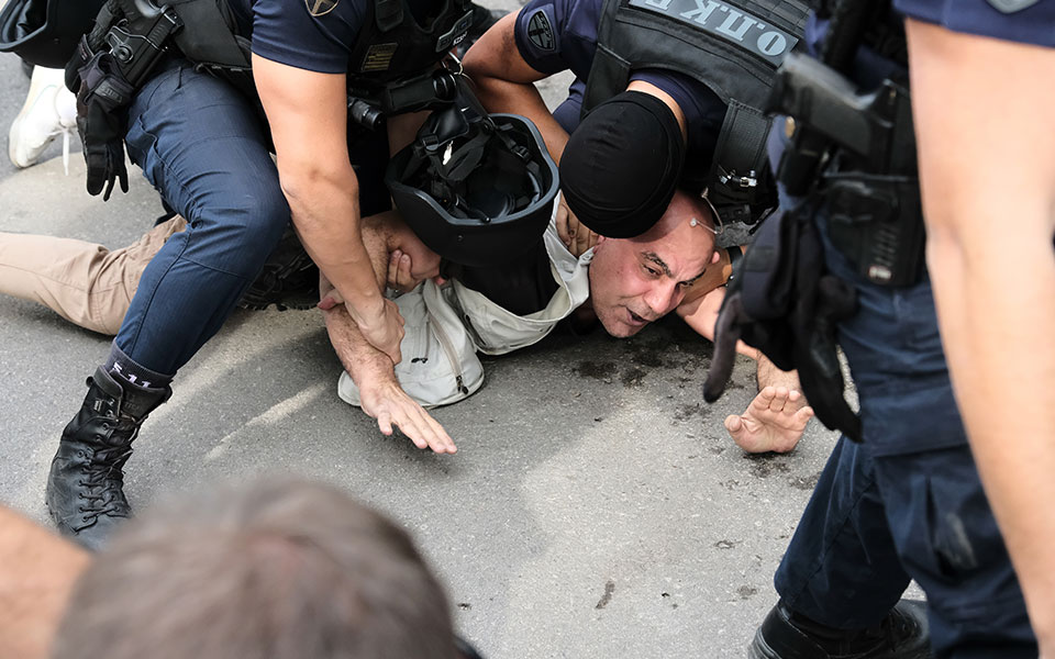 Μικροένταση έξω από την πρεσβεία του Ιράν στο Ψυχικό-1