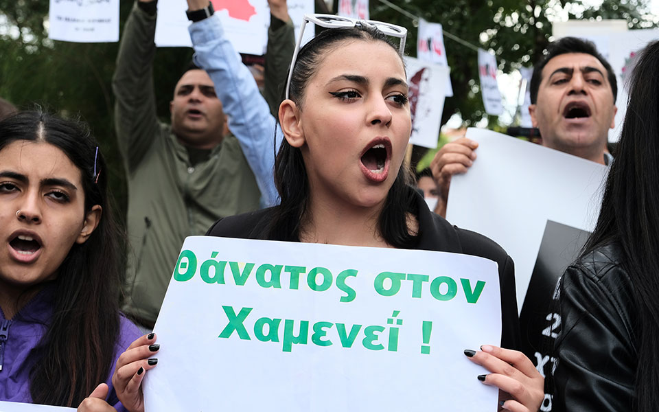 Μικροένταση έξω από την πρεσβεία του Ιράν στο Ψυχικό-3
