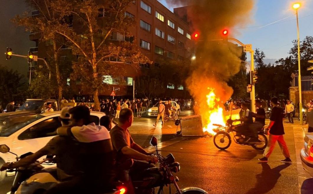 Ιράν: Καζάνι που βράζει η χώρα – Αντιδιαδηλώσεις και στρατός απέναντι στην «εξέγερση των χιτζάμπ»-4