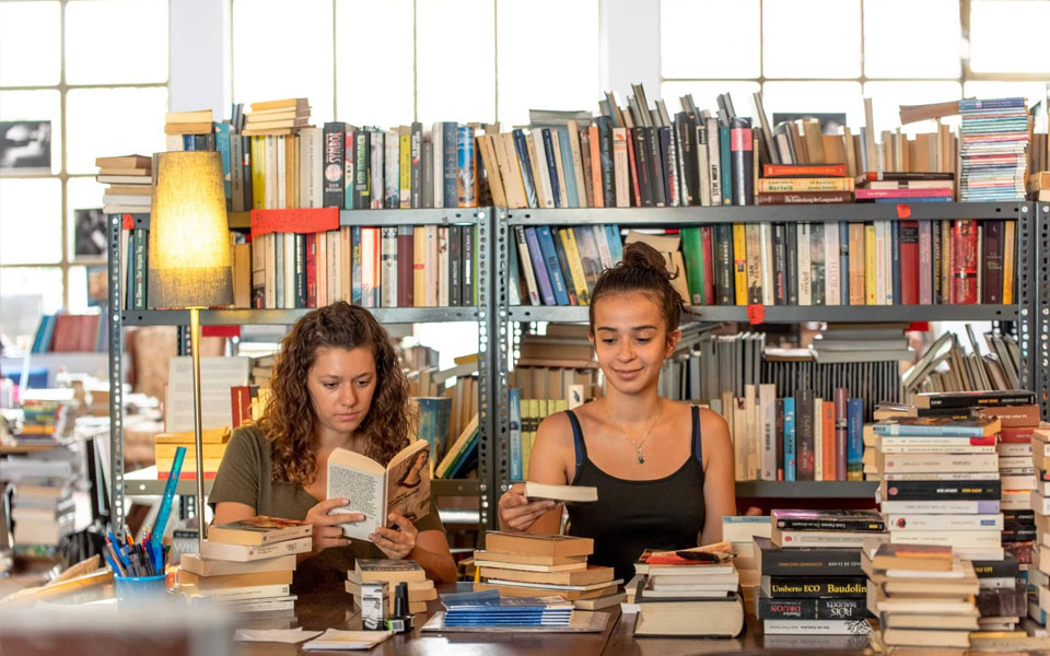 κυψέλη-μια-βιβλιοθήκη-χωνευτήρι-πολ-562041778