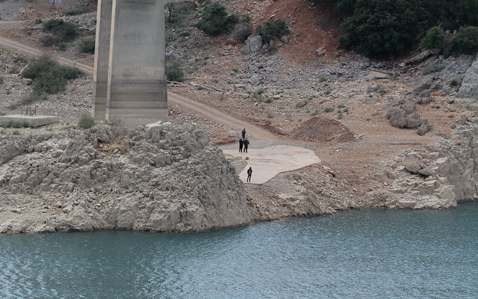 Ευρυτανία: Σε εξέλιξη οι έρευνες στην λίμνη Κρεμαστών για τον εντοπισμό της 48χρονης-2