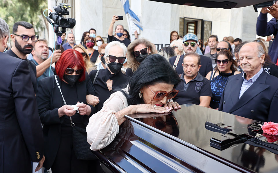 Μάρθα Καραγιάννη: Σε κλίμα συγκίνησης το τελευταίο αντίο στην αγαπημένη ηθοποιό-1