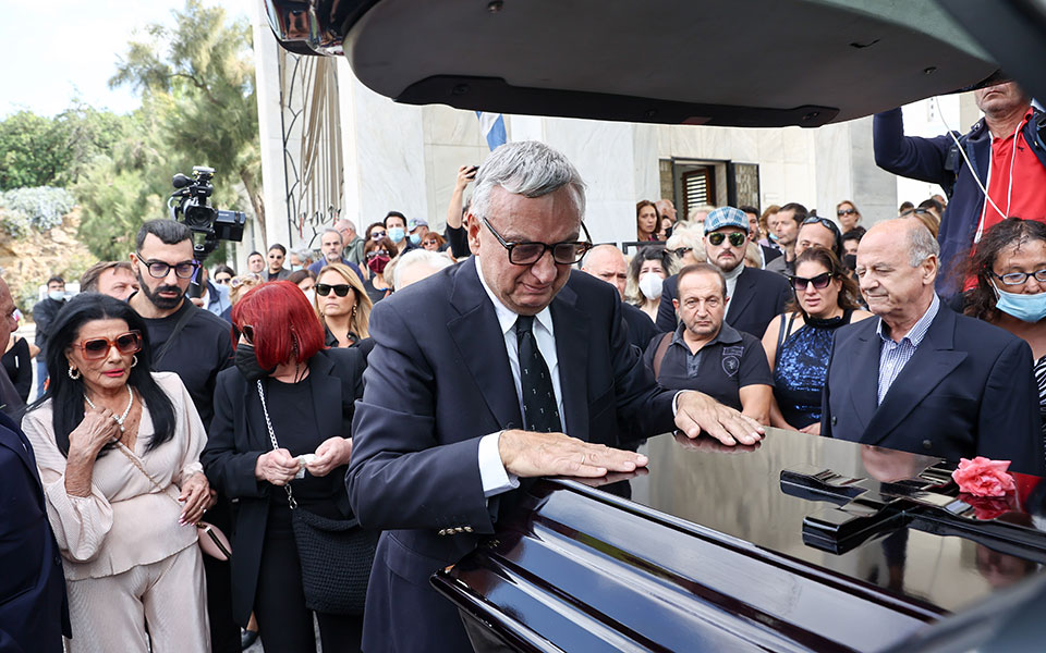 Μάρθα Καραγιάννη: Σε κλίμα συγκίνησης το τελευταίο αντίο στην αγαπημένη ηθοποιό-2