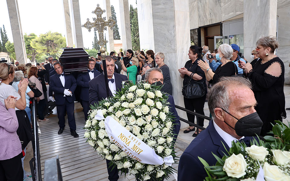 Μάρθα Καραγιάννη: Σε κλίμα συγκίνησης το τελευταίο αντίο στην αγαπημένη ηθοποιό-4