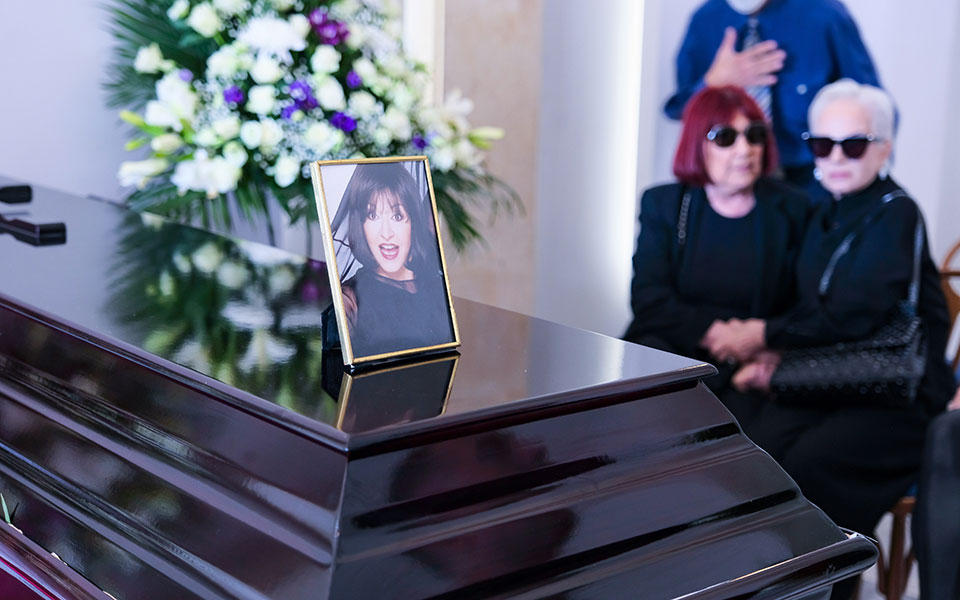 Μάρθα Καραγιάννη: Σε κλίμα συγκίνησης το τελευταίο αντίο στην αγαπημένη ηθοποιό-5