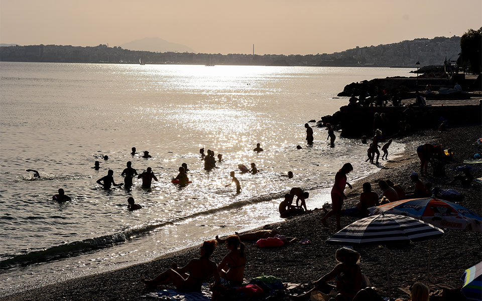 καιρός-ηλιοφάνεια-και-υψηλές-θερμοκρ-562045321