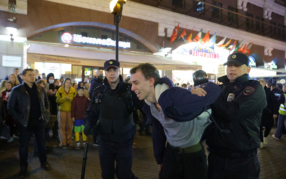 Διαδηλώσεις στη Ρωσία μετά την επιστράτευση – Εκατοντάδες συλλήψεις (εικόνες – βίντεο)-2