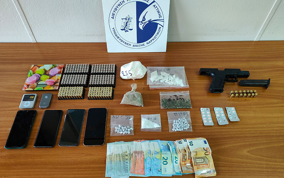 αγία-βαρβάρα-χειροπέδες-σε-τρία-άτομα-562061578