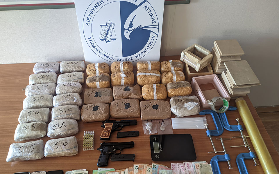 χειροπέδες-σε-μέλη-οργάνωσης-που-εισή-562039336