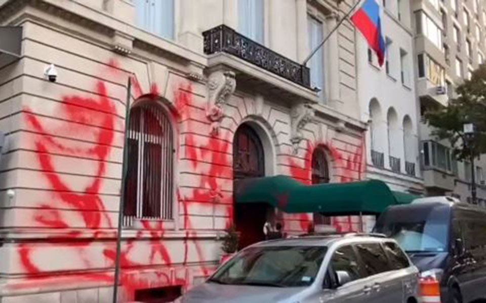 νέα-υόρκη-επίθεση-με-μπογιές-στο-ρωσικ-562070266