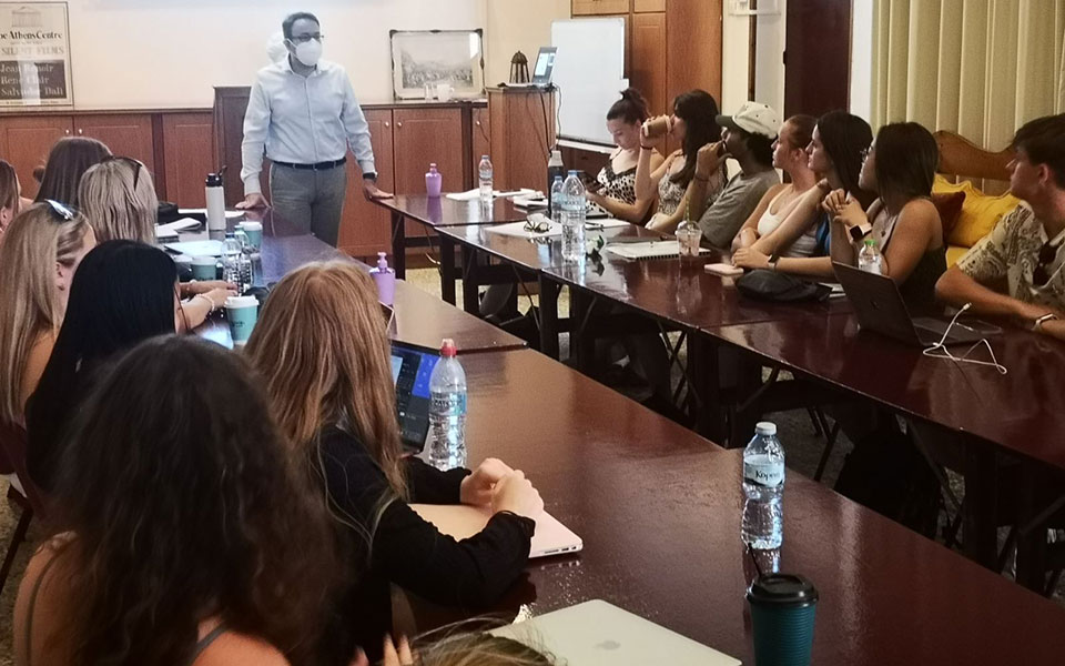 διεθνές-θερινό-σχολείο-στο-ψηφιακό-επ-562047151