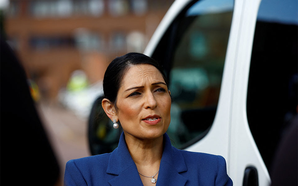 βρετανία-παραιτείται-η-υπουργός-εσωτ-562028509