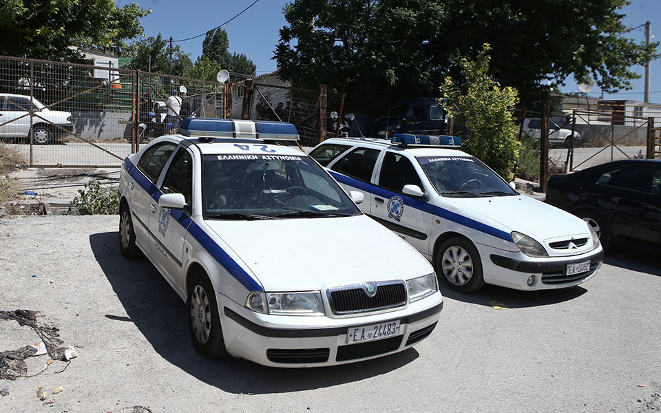 πρέβεζα-χειροπέδες-σε-δύο-άτομα-που-σχ-562068034