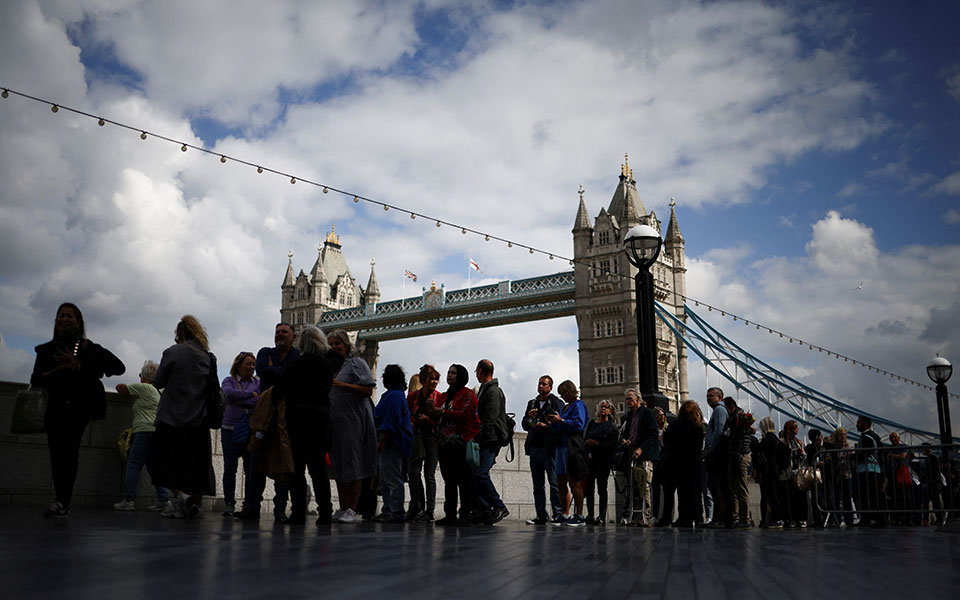 βασίλισσα-ελισάβετ-ουρές-χιλιομέτρω-562045303