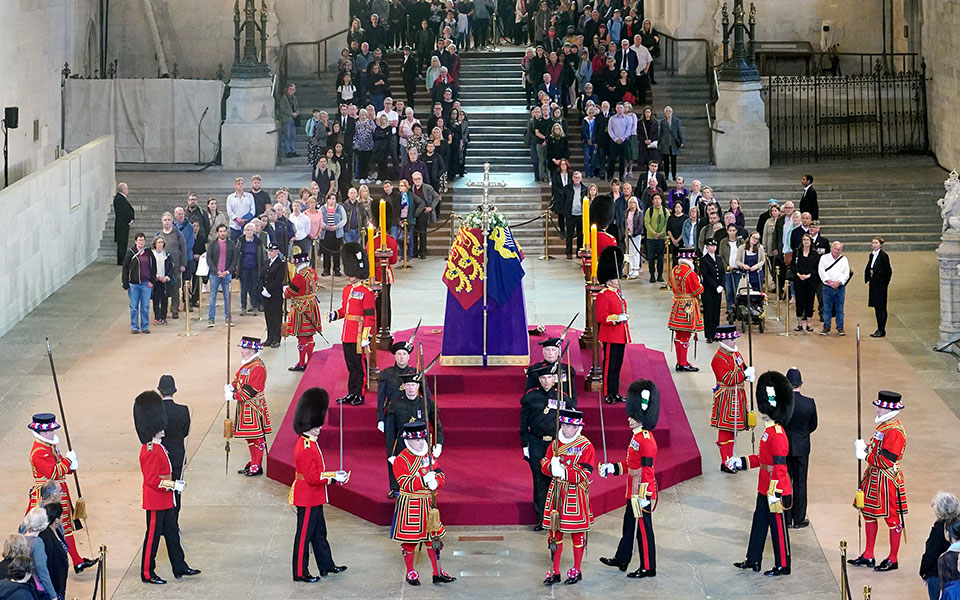 Βασίλισσα Ελισάβετ: Ουρές χιλιομέτρων για το «ύστατο χαίρε»-1