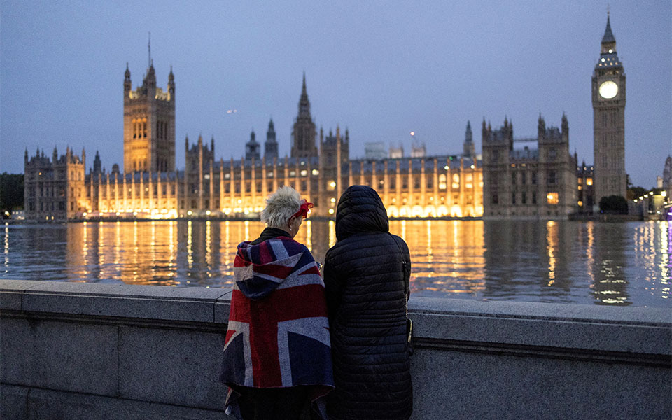 kηδεία-βασίλισσας-ελισάβετ-δεκάδες-ηγ-562045492