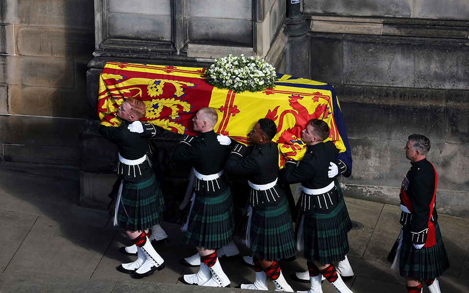 Βασίλισσα Ελισάβετ: Σε λαϊκό προσκύνημα στο Εδιμβούργο η σορός της-4