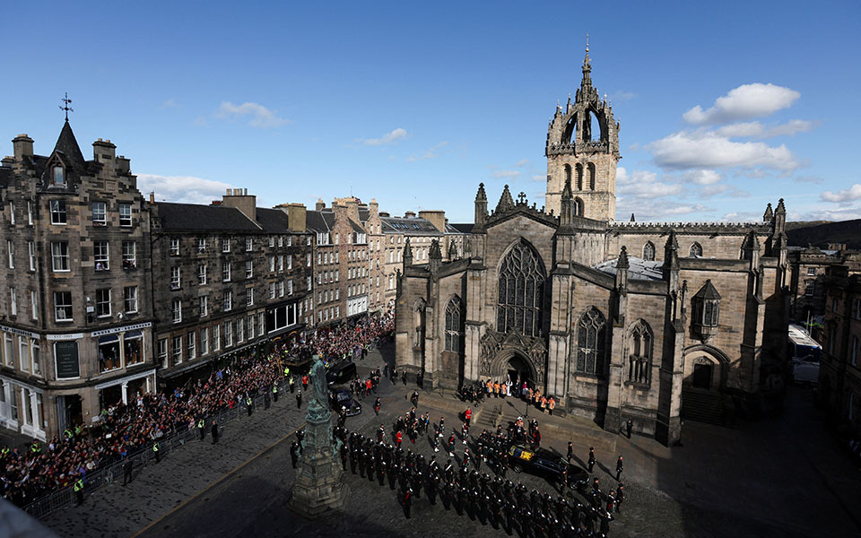 Βασίλισσα Ελισάβετ: Σε λαϊκό προσκύνημα στο Εδιμβούργο η σορός της-3