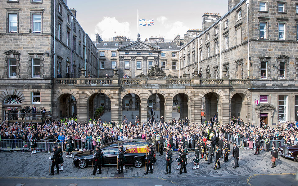 Βασίλισσα Ελισάβετ: Σε λαϊκό προσκύνημα στο Εδιμβούργο η σορός της-5