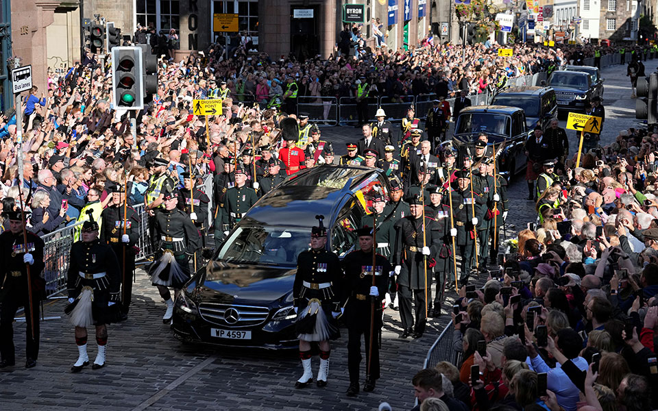 Βασίλισσα Ελισάβετ: Σε λαϊκό προσκύνημα στο Εδιμβούργο η σορός της-6