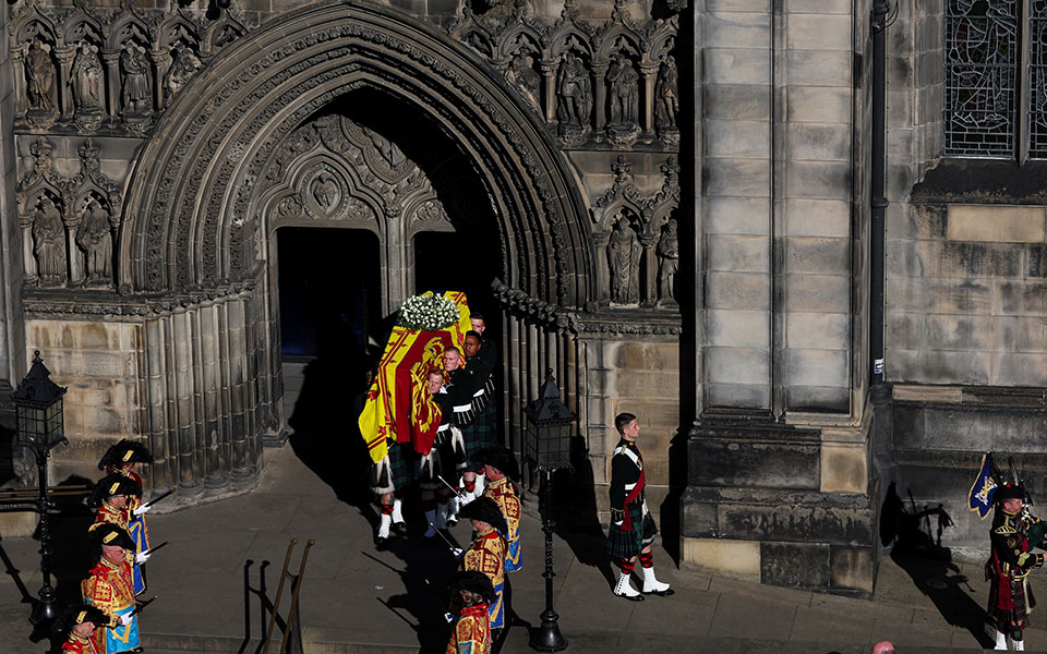 Το Λονδίνο υποδέχεται τη βασίλισσα Ελισάβετ-2