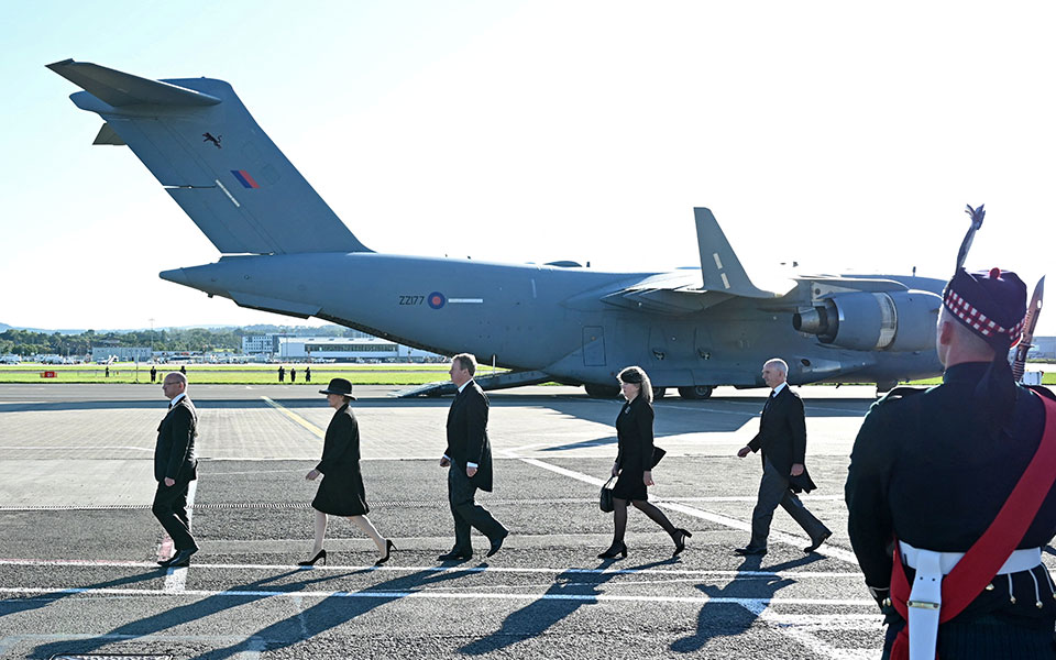Το Λονδίνο υποδέχεται τη βασίλισσα Ελισάβετ-4