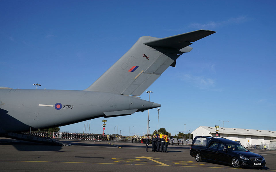 Το Λονδίνο υποδέχεται τη βασίλισσα Ελισάβετ-5