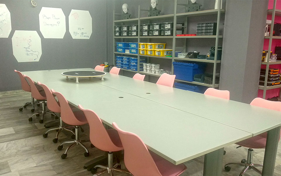 Οι παγκόσμιοι πρωταθλητές ρομποτικής σχεδιάζουν το μέλλον από τη… Βούλα-3