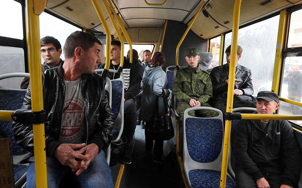 ρωσία-ουρές-από-οχήματα-που-θέλουν-να-π-562061584