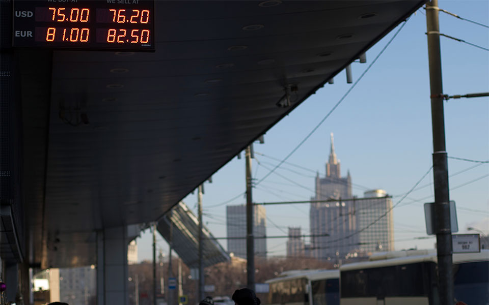 ρωσία-οι-μετοχές-βυθίζονται-το-ρούβλι-562062871
