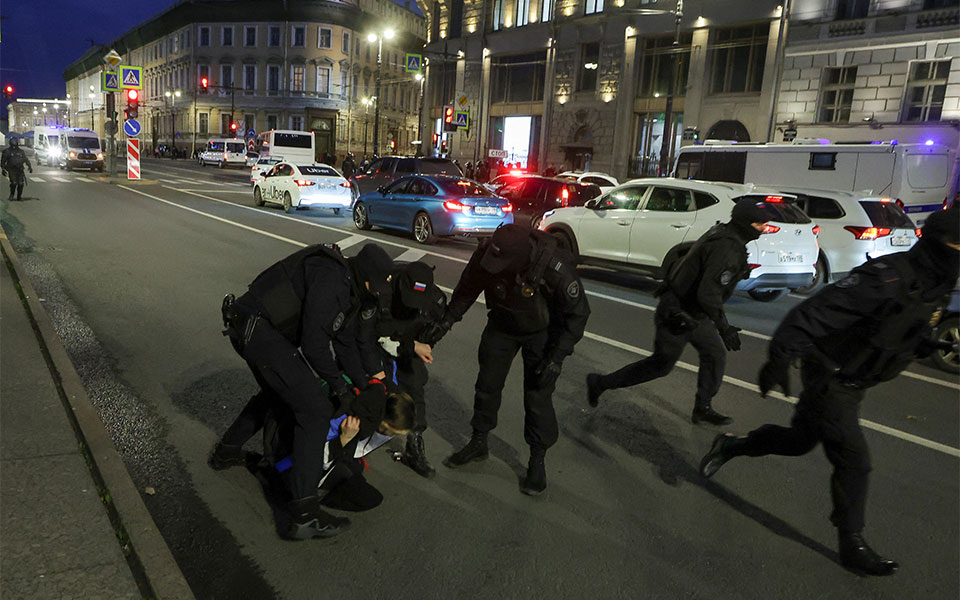 ρωσία-στο-μέτωπο-ή-στη-φυλακή-οι-δύο-562058689