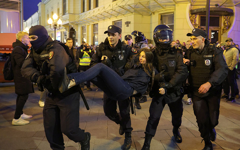 Διαδηλώσεις στη Ρωσία μετά την επιστράτευση – Εκατοντάδες συλλήψεις (εικόνες – βίντεο)-7