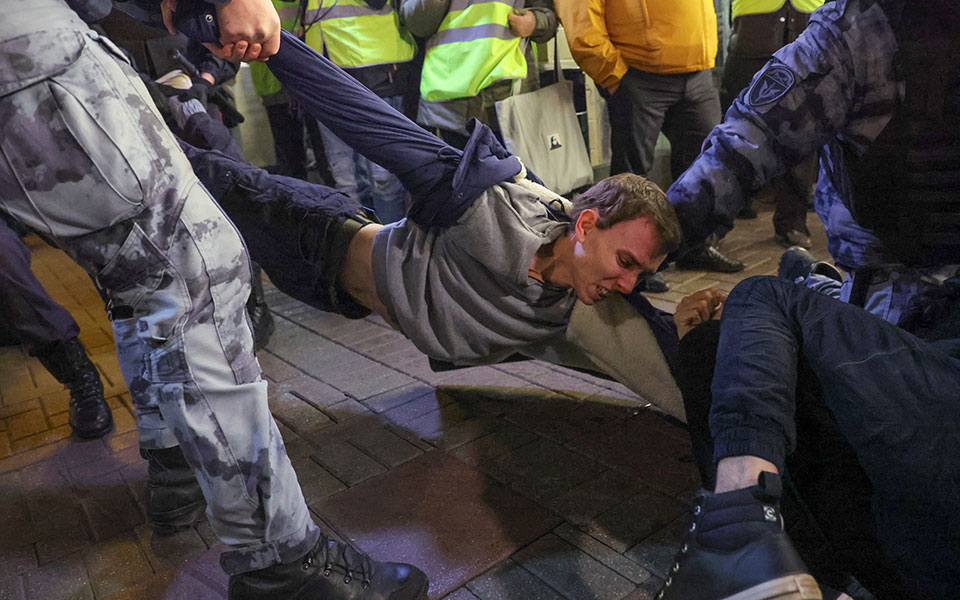 Διαδηλώσεις στη Ρωσία μετά την επιστράτευση – Εκατοντάδες συλλήψεις (εικόνες – βίντεο)-8