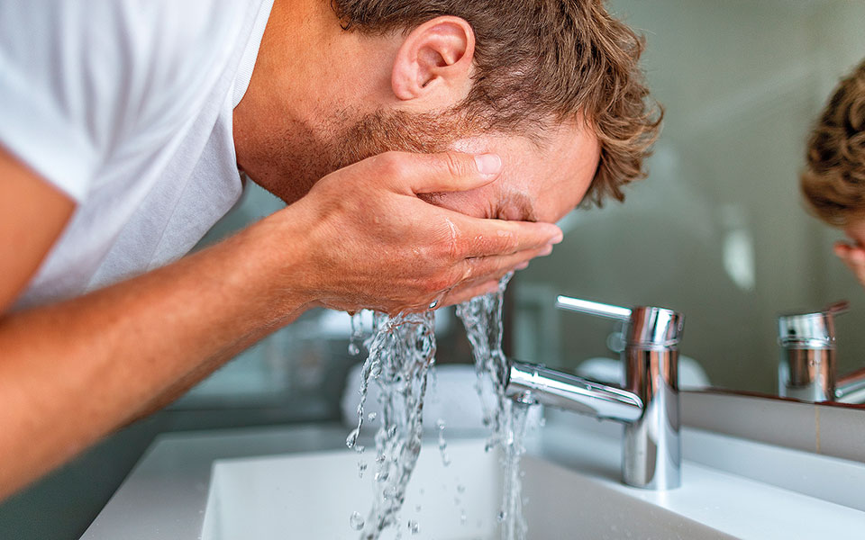 φροντίστε-το-πρόσωπό-σας-562069882