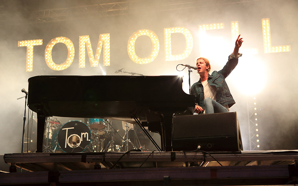 το-another-love-έγινε-τραγούδι-διαμαρτυρίας-σ-562067737