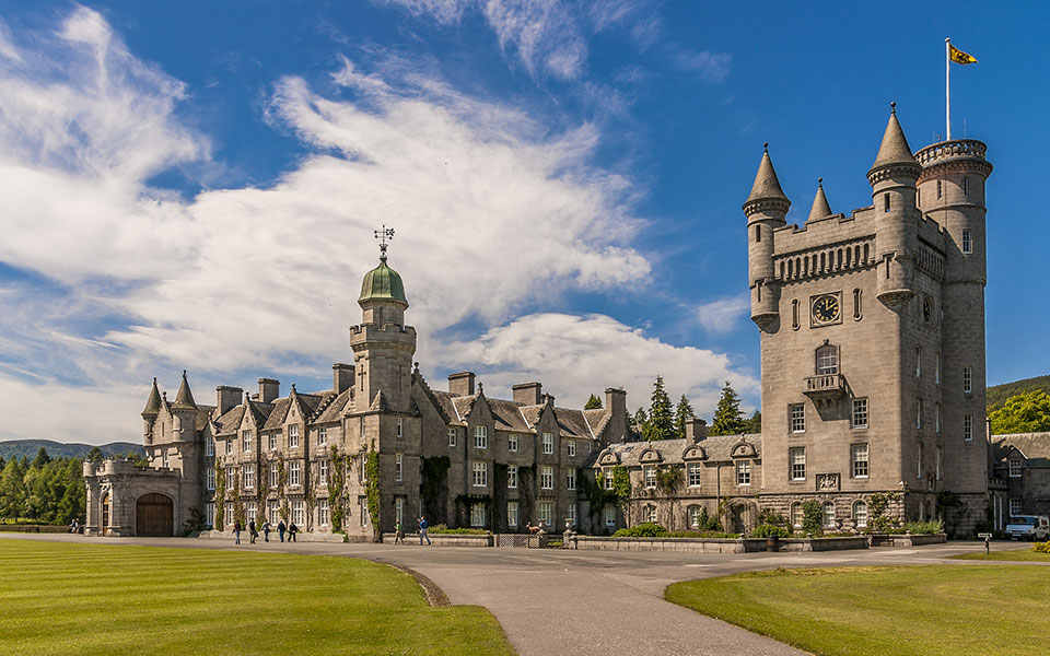 Kάστρα, άλογα και κοσμήματα: Η τεράστια περιουσία της Ελισάβετ-2