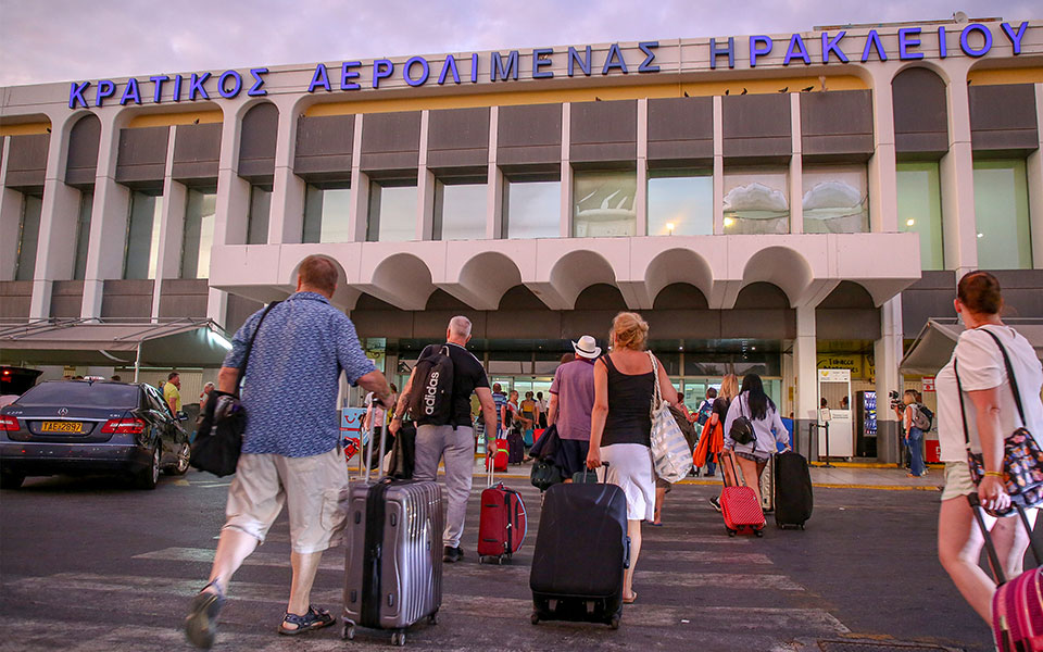 ηράκλειο-χειροπέδες-σε-26-μετανάστες-πο-562062448