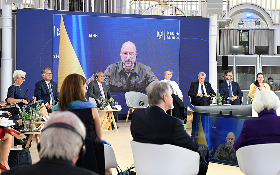 ο-ουκρανός-πρωθυπουργός-ζητεί-ακόμη-μ-562027444