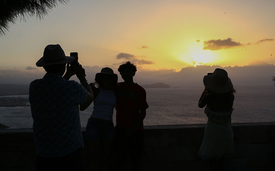 καιρός-αύριο-ηλιοφάνεια-και-περαιτέρ-562035703