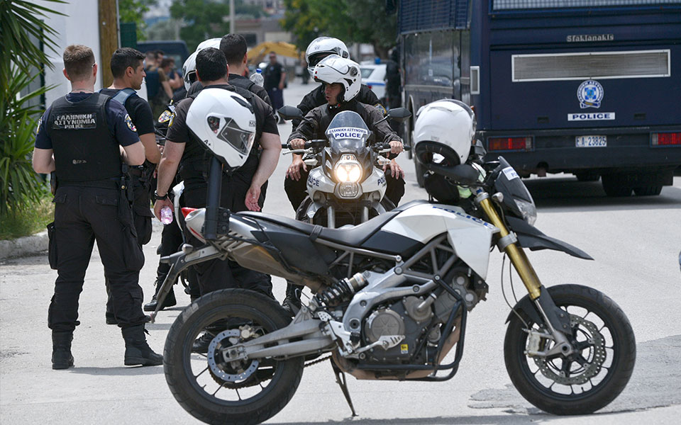 βόλος-γυναίκα-σε-αμόκ-μπήκε-σε-σχολείο-562069933