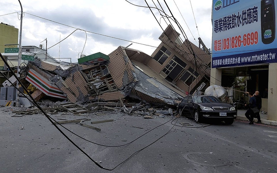 Ισχυρός σεισμός 7,2 Ρίχτερ στην Ταϊβάν – Κατέρρευσε κτίριο, βαγόνια εκτροχιάστηκαν (βίντεο)-1