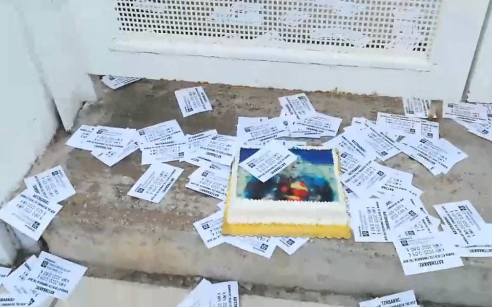 μέλη-του-ρουβίκωνα-πέταξαν-τρικάκια-έ-562027423