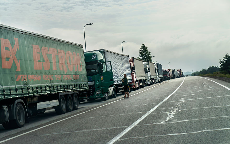 ουκρανία-τεράστιες-ουρές-φορτηγών-στ-562031998
