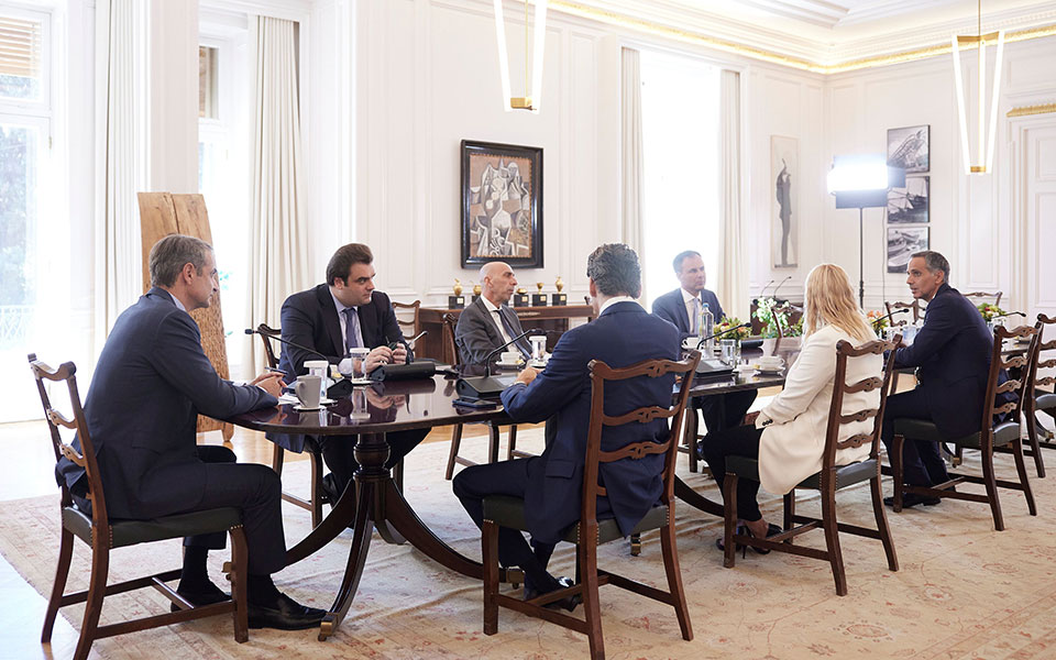 συνάντηση-μητσοτάκη-με-εκπροσώπους-τ-562033351