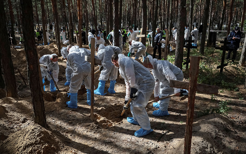 ουκρανία-146-πτώματα-έχουν-εκταφεί-από-τ-562051453
