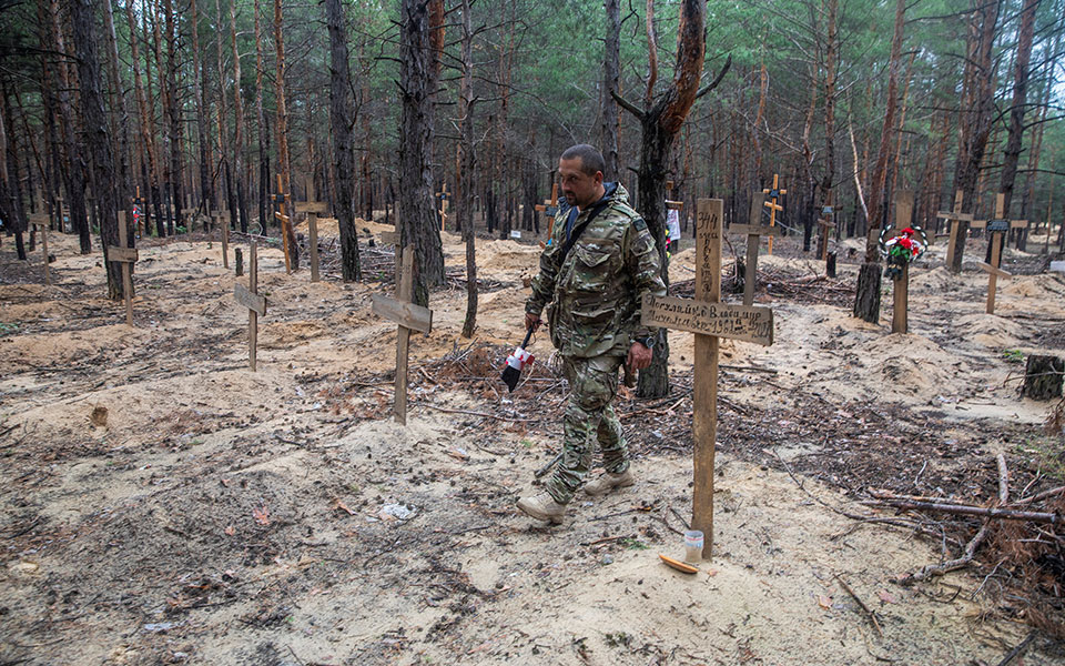 Ουκρανία: Δεμένα πισθάγκωνα τα πτώματα στους μαζικούς τάφους – Τόπος μαρτυρίου το Ιζιούμ-1