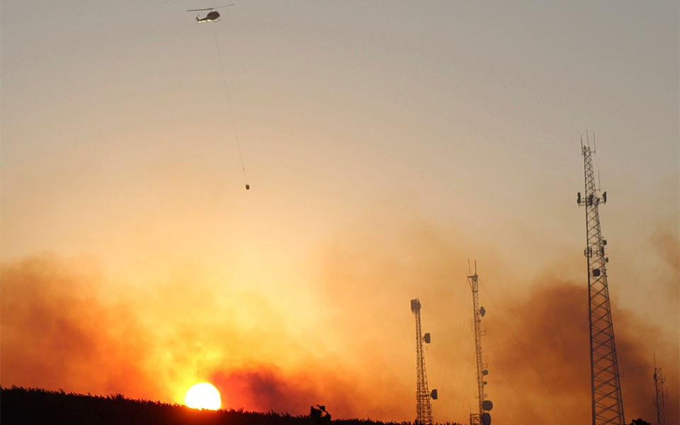 ηπα-σε-πύρινο-κλοιό-το-δυτικό-τμήμα-ε-562040065